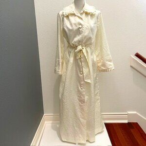 Vintage Ariel Late 80's Ivory Robe/House Coat with Scroll Pattern